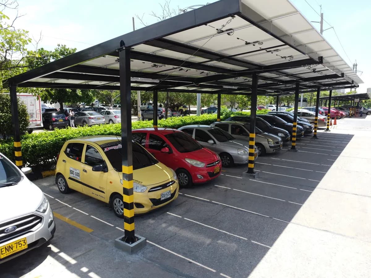 Carport solar sobre el parqueadero de la tienda Éxito Calle 77, Barranquilla