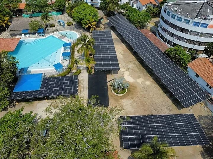 Carports solares junto a la piscina del Club Los Almendros, Coveñas