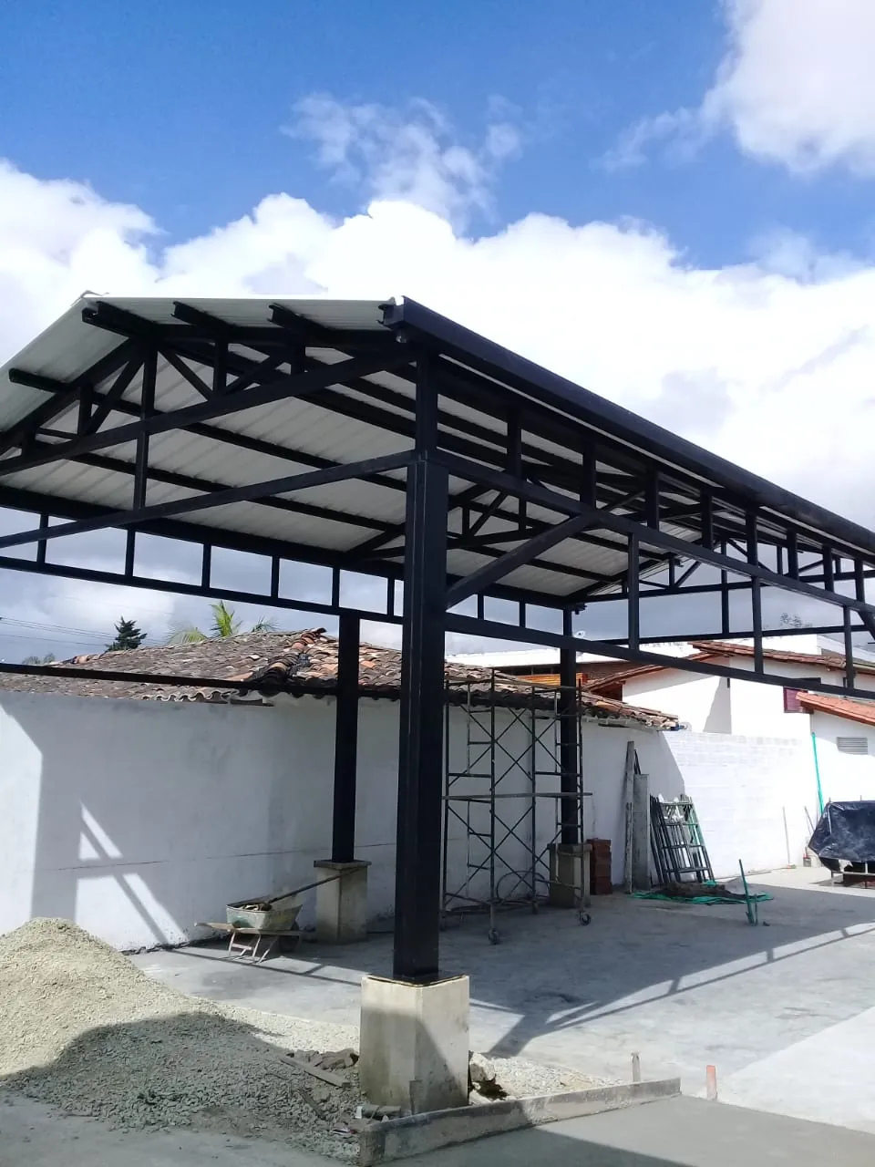 Cubierta metálica sobre columnas de acero