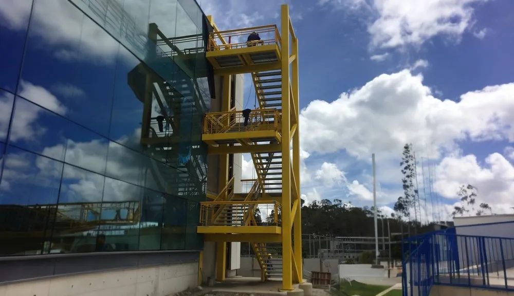 Escalera metálica exterior con pasamanos