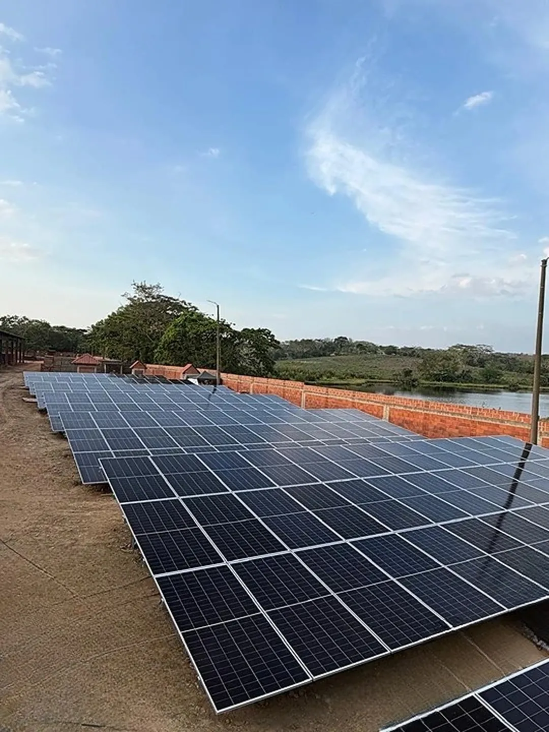 Minigranja solar sobre suelo en Cerámicas El Cinco, Sincelejo