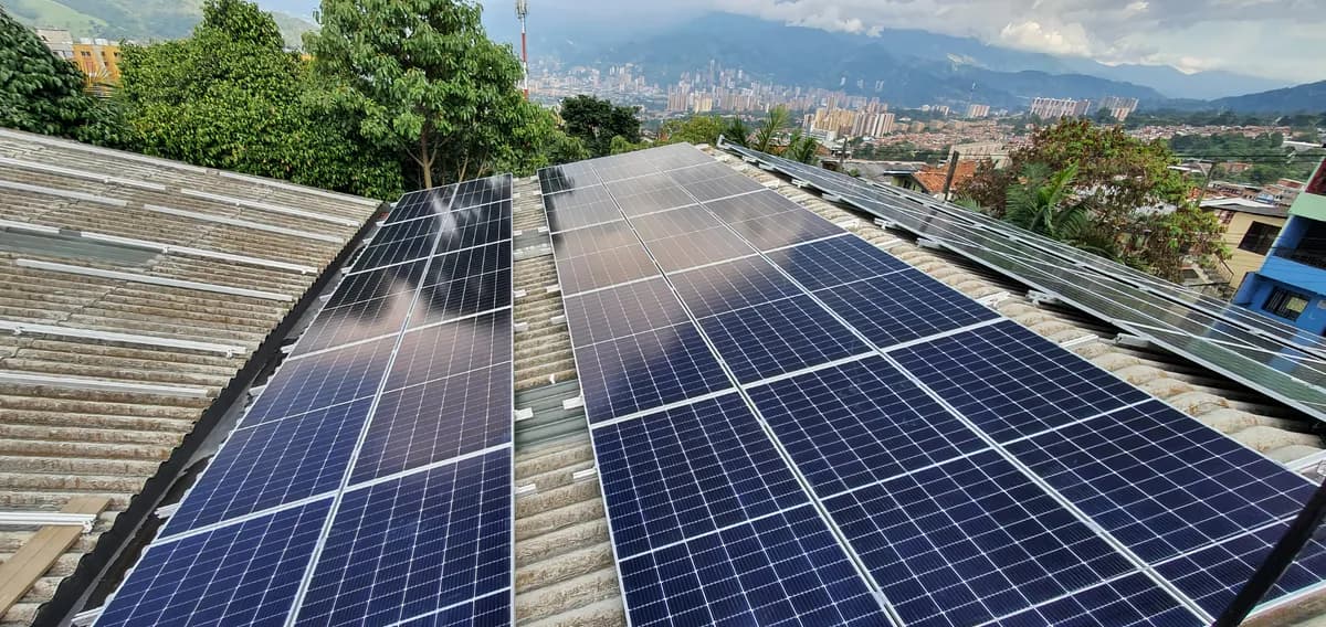 Planta solar sobre la cubierta de Cootrasana, Medellín