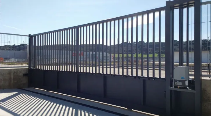 Puerta metálica corrediza de gran formato fabricada por Energética