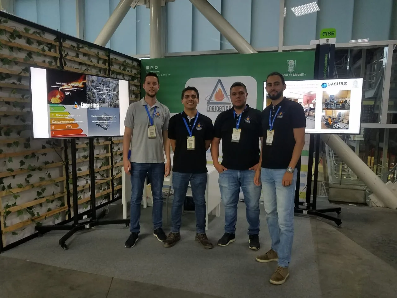 Los socios fundadores de Energética en su stand de la feria FISE, en Medellín, de izquierda a derecha: Santiago Marín, Sebastián Heredia, Jaime Zapata y Jhony Ospina