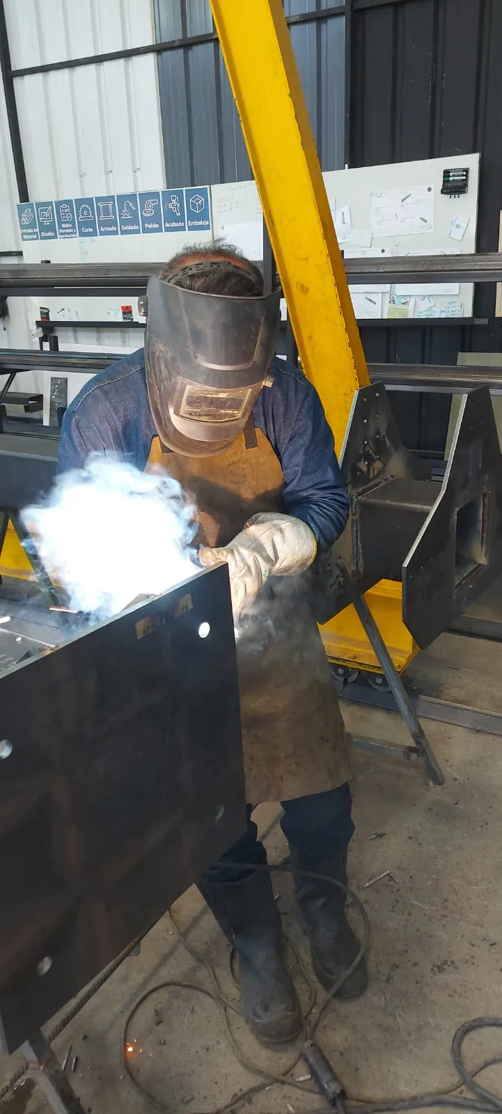 Soldador del taller durante la fabricación de una estructura